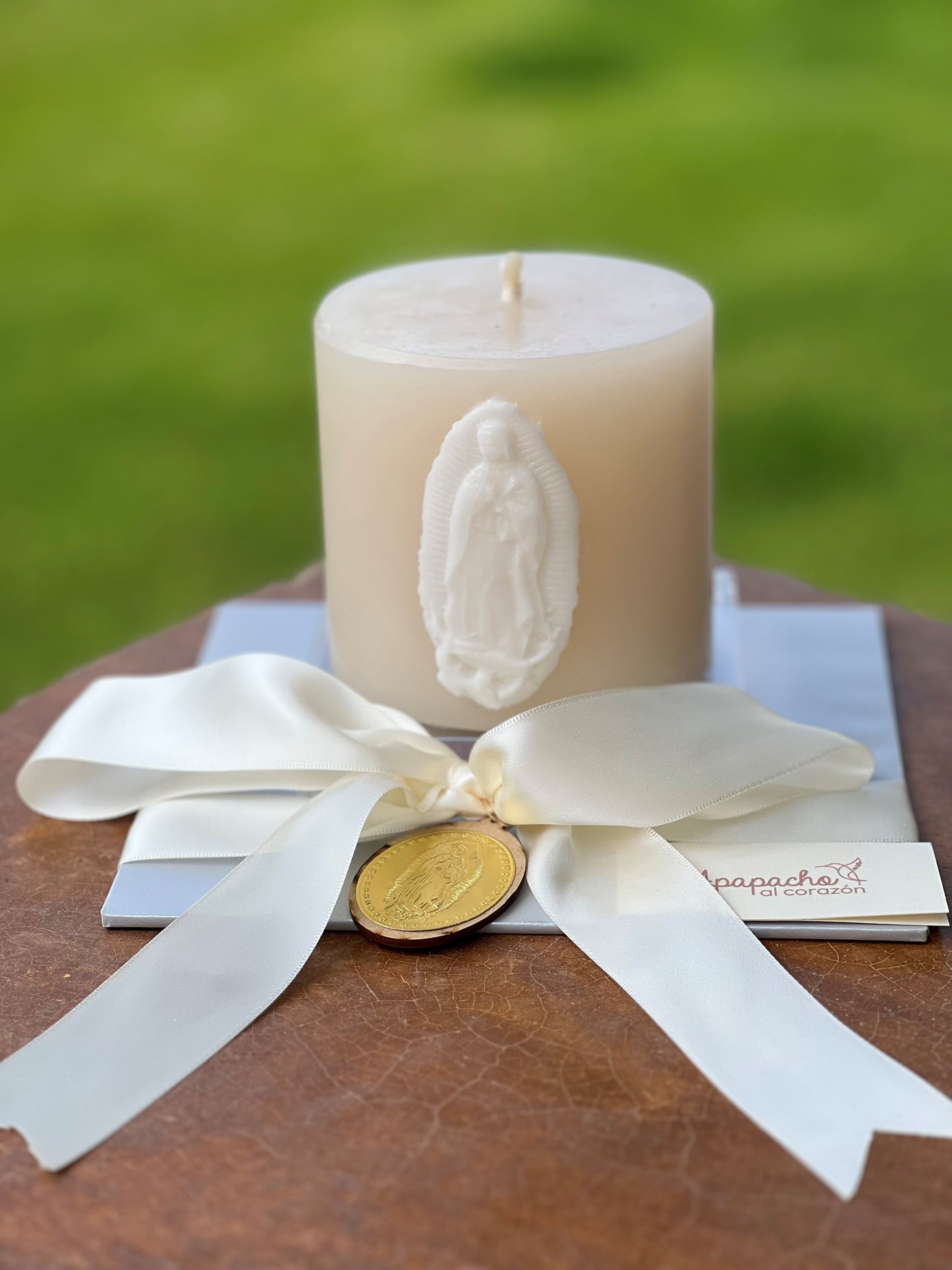 CIRIO GRANDE DE VIRGEN DE GUADALUPE EN BLANCO CON BASE DE ACRILÍCO